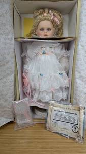 lot 78 image: New Rosebud Welden Museum Collection by Rustie 10342000 with Certificate of Authentication