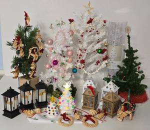 lot 143 image: Decorate Your Dollhouse