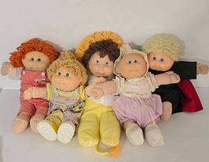 lot 164 image: Vintage Cabbage Patch Doll Collection
