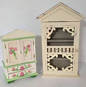 lot 167 image: Decorative Display Cases