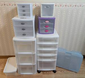 lot 80 image: Assorted Plastic Storage Containers
