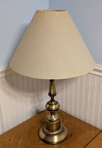 lot 106 image: Vintage Brass Table Lamp