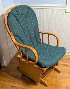 lot 107 image: Padded Oak Rocking Chair