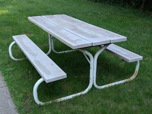 lot 151 image: White Picnic Table