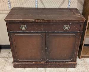 lot 175 image: Vintage Mahogany Cabinet