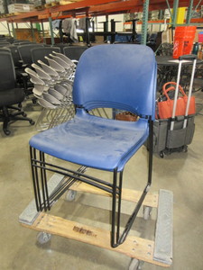 lot 237 image: HERMAN MILLER LIMMERICK  SLED BASE STACKER CHAIRS