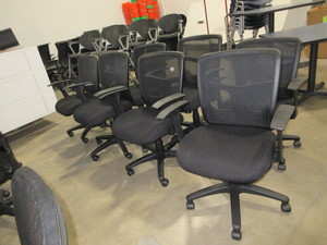 lot 250 image: MESH BACK, ADJUSTABLE OFFICE CHAIRS