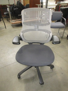 lot 274 image: KNOLL GENUINE ADJUSTABLE OFFICE CHAIR - EXCELLENT QUALITY