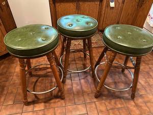 lot 3 image: Set of 3 Vintage Green Vinyl Bar Stools with Wooden Legs