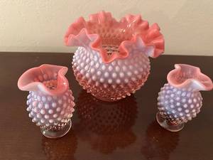lot 4 image: Vintage Fenton Pink Opalescent Hobnail Vase Set