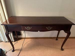 lot 22 image: Vintage Mahogany Writing Desk with Drawer