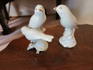 lot 27 image: Pair of German Porcelain Figural Bird Statues
