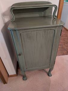 lot 32 image: Vintage Painted Wooden Cabinet with Shelving