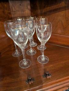 lot 40 image: Set of 7 Clear Wine Glasses with Gold Rim