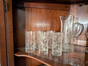 lot 49 image: Vintage Floral Etched Glass Pitcher and 5 Glasses Set