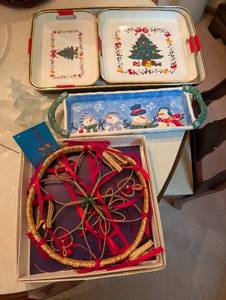 lot 75 image: Festive Holiday Serving Tray Set and Hanging Decoration