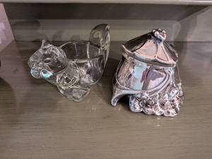 lot 77 image: Squirrel Acorn Glass Bowl and Decorative Hinged Metal Box with Red Lining
