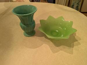 lot 82 image: Turquoise Vase and Jadeite Bowl Set