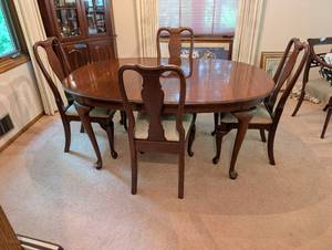 lot 83 image: Knob Creek Fine Furniture Oval Dining Table with 4 Chairs