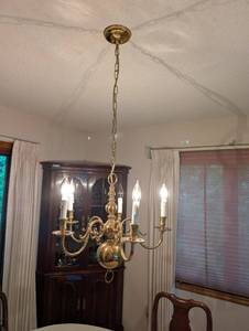 lot 84 image: Elegant Brass Chandelier with 5 Candle-Style Lights