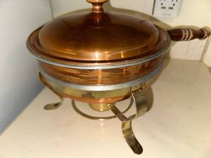 lot 127 image: Vintage Copper Chafing Dish with Brass Stand and Wooden Handle