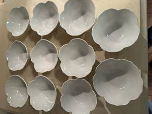 lot 133 image: Set of 11 Scalloped White Porcelain Bowls