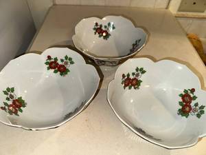 lot 134 image: Imari Porcelain Bowl Collection with Floral Motifs