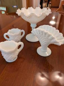 lot 136 image: Set of 4 Milk Glass Vases and Creamers with Diamond Pattern