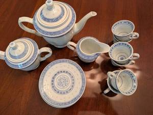 lot 138 image: Vintage Blue and White Porcelain Tea Set with 12 Pieces