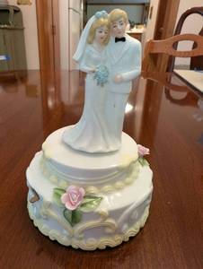 lot 140 image: Vintage Enesco Wedding Cake Topper Music Box