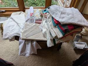 lot 150 image: Collection of Assorted Tablecloths and Linens