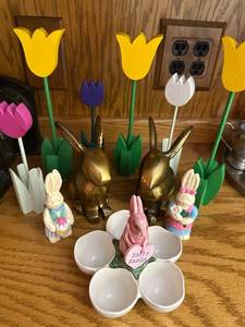 lot 178 image: Easter-Themed Decor Set with Rabbits, Tulips, and Egg Holder