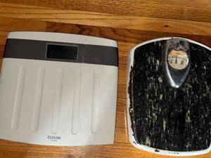 lot 206 image: Set of 2 Taylor and Healthometer Bathroom Scales