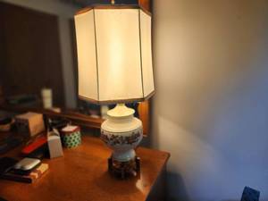 lot 215 image: Vintage Floral Table Lamp with Decorative Base