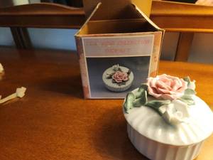 lot 216 image: Tea Rose Collection Porcelain Trinket Box with Flower Design