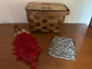 lot 222 image: Vintage Wooden Basket with Beaded Purses