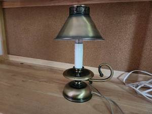 lot 282 image: Vintage Brass Table Lamp with Classic Design
