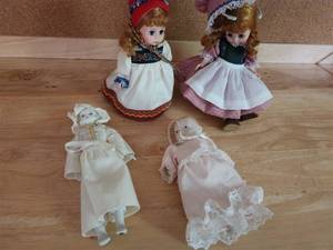 lot 289 image: Set of 4 Vintage Ceramic Dolls in Traditional Dresses
