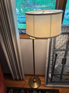 lot 293 image: Vintage Brass Floor Lamp with Drum Shade