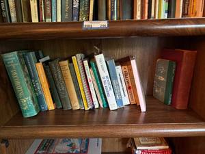 lot 298 image: Assortment of Vintage and Reference Books