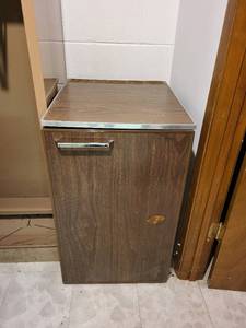 lot 302 image: Vintage Woodgrain Compact Refrigerator with Shelving