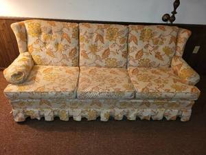 lot 322 image: Vintage Floral Pattern Sofa with Rolled Arms