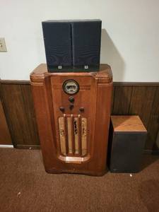 lot 325 image: Deco Philco Vintage Wooden Radio Console with JBL Speakers