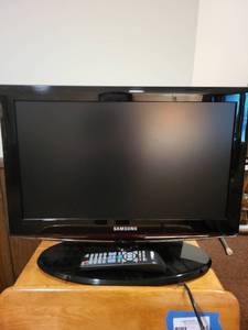 lot 333 image: Samsung 32-Inch LCD TV with Remote Control