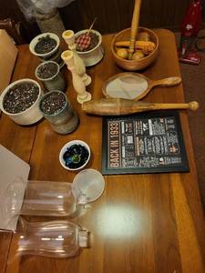 lot 340 image: Assorted Vintage Home Decor and Kitchenware Collection
