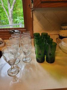 lot 348 image: Set of 16 Vintage Glassware 8 Clear and 8 Green Glasses