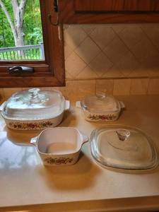 lot 354 image: Vintage CorningWare Floral Pattern Bakeware Set