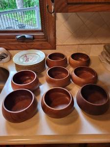 lot 356 image: Set of 8 Philcraft Teak Wood Bowls and 8 Crate & Barrel Leaf Design Plates
