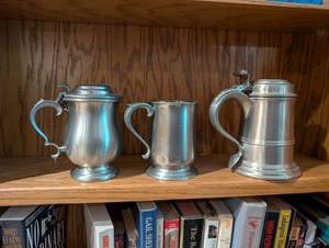 lot 385 image: Set of 3 Vintage Pewter Tankard Mugs with Lids