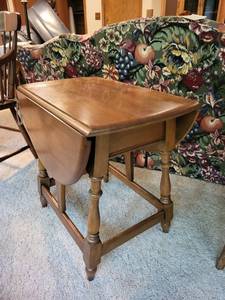 lot 395 image: Antique Drop Leaf Wooden Tea Table